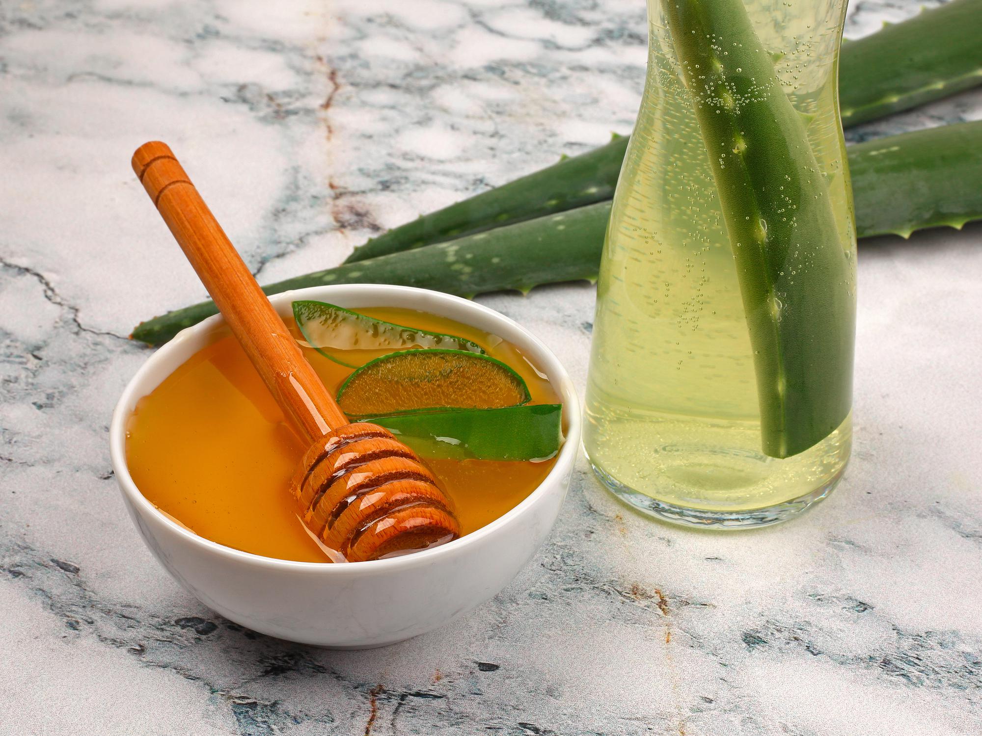 Recette 2 : Rinçage aloe vera-miel pour hydrater et fortifier