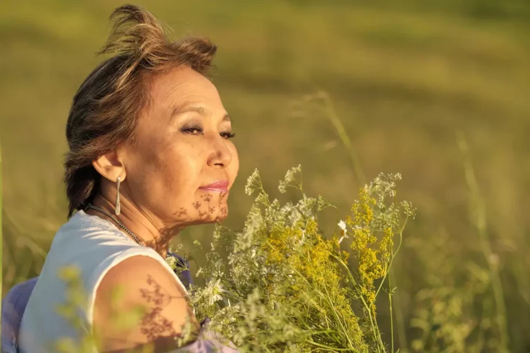 femme mature nature menopause herbes