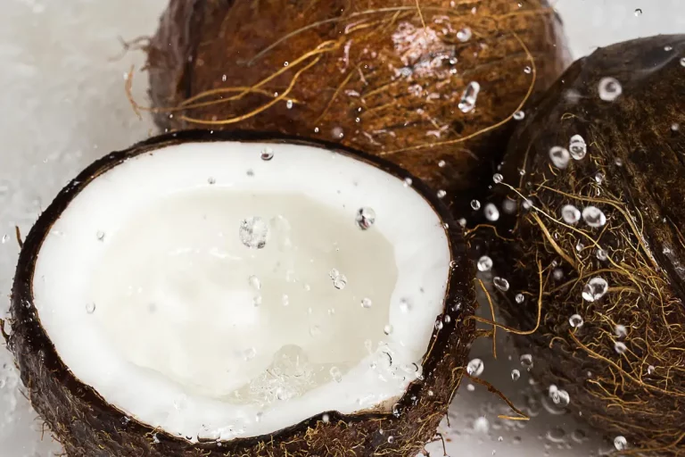 noix de coco fraîche coupée, pulpe blanche, eau coco