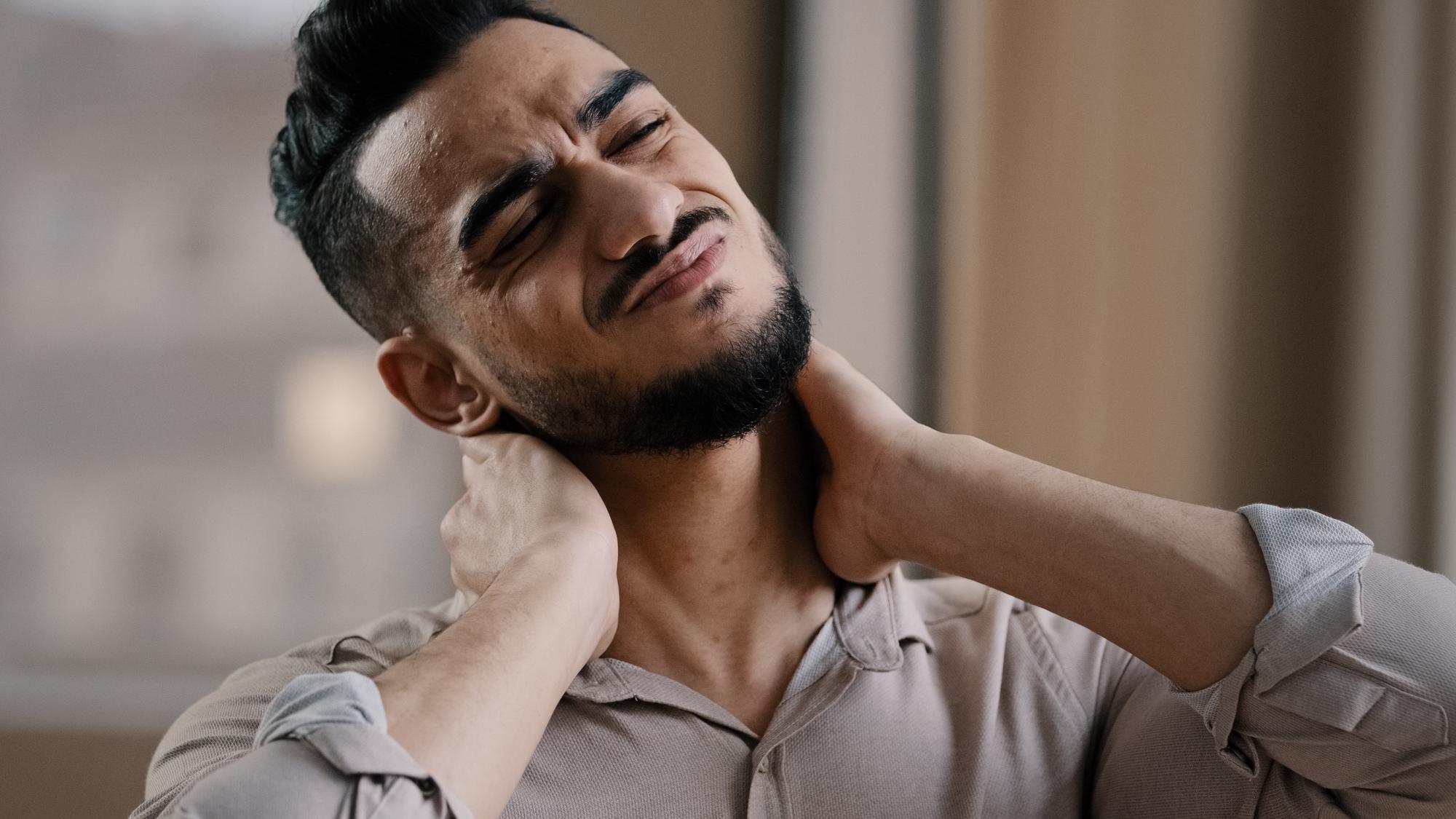 Massez nuque et tempes pour dénouer les muscles contractés
