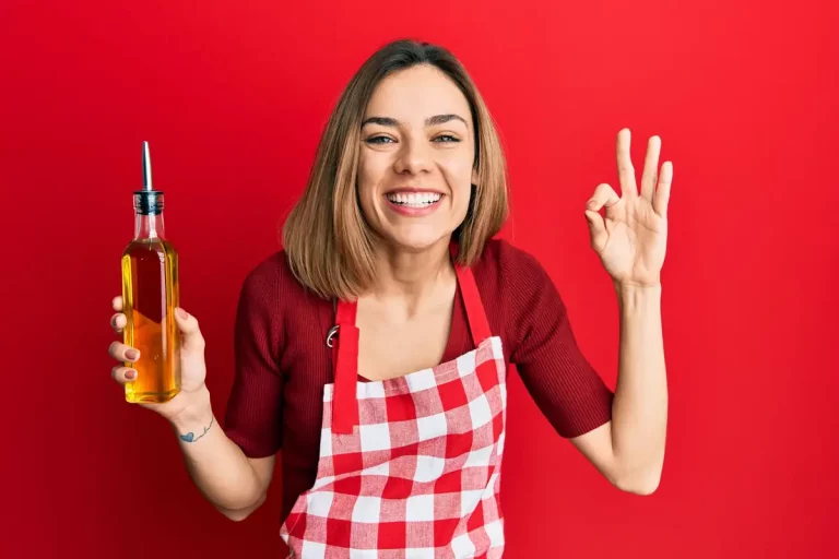 vinaigre cidre bouteille verre eau citron femme mince sourire