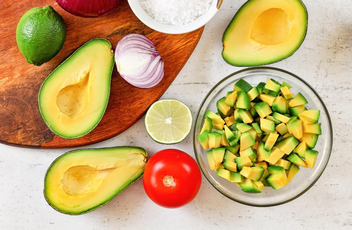 avocat entier tranché calories nutrition