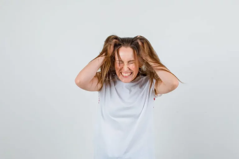 cheveux tombant main stress femme