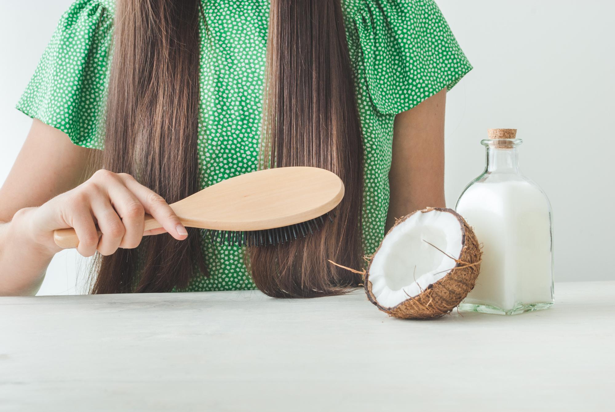 Que change vraiment l’huile de coco sur les cheveux ?