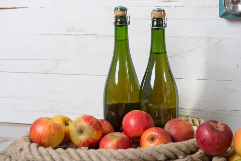 vinaigre de cidre bouteille verre pommes