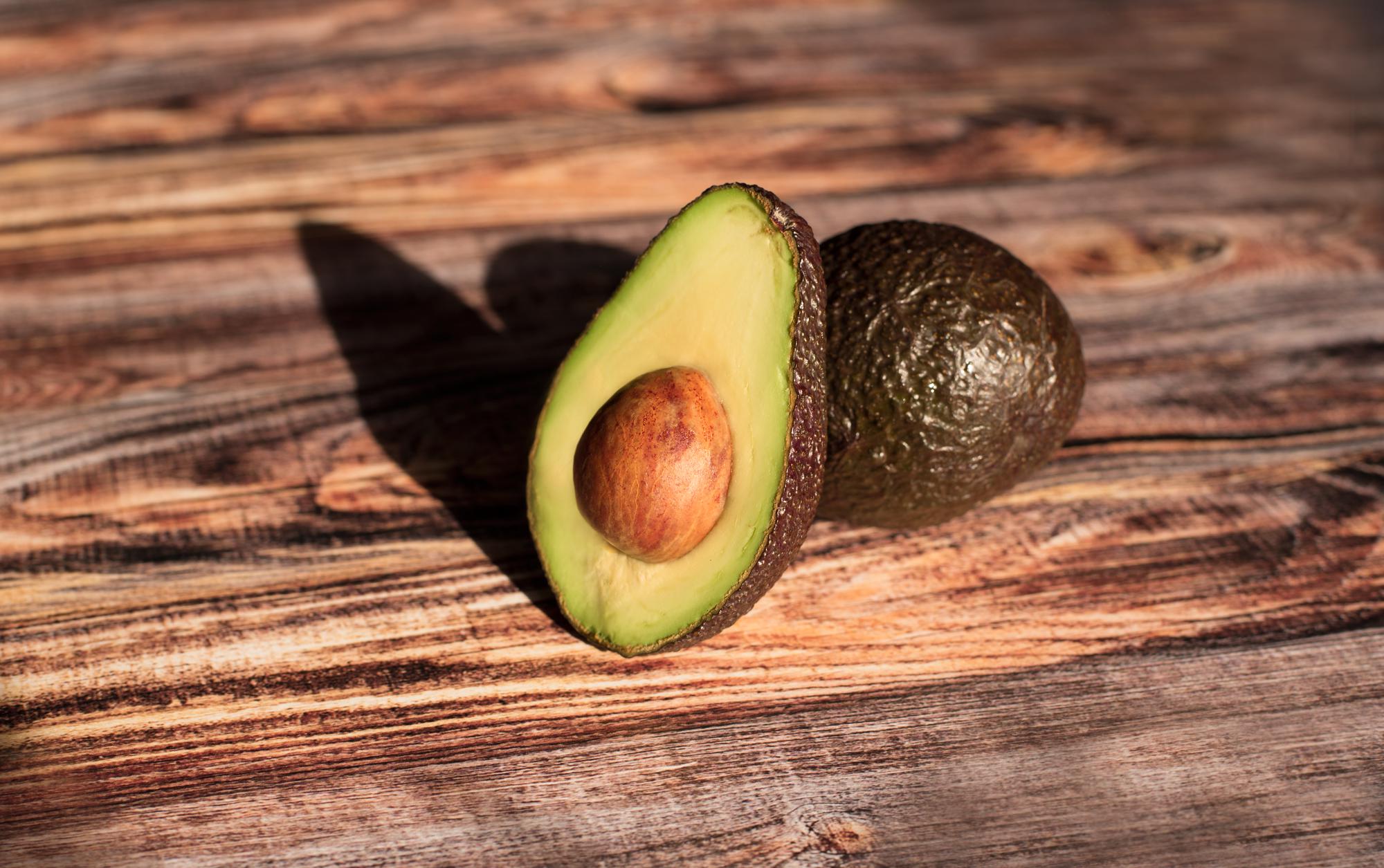 Quelle est la répartition calorique précise d'un avocat entier ?