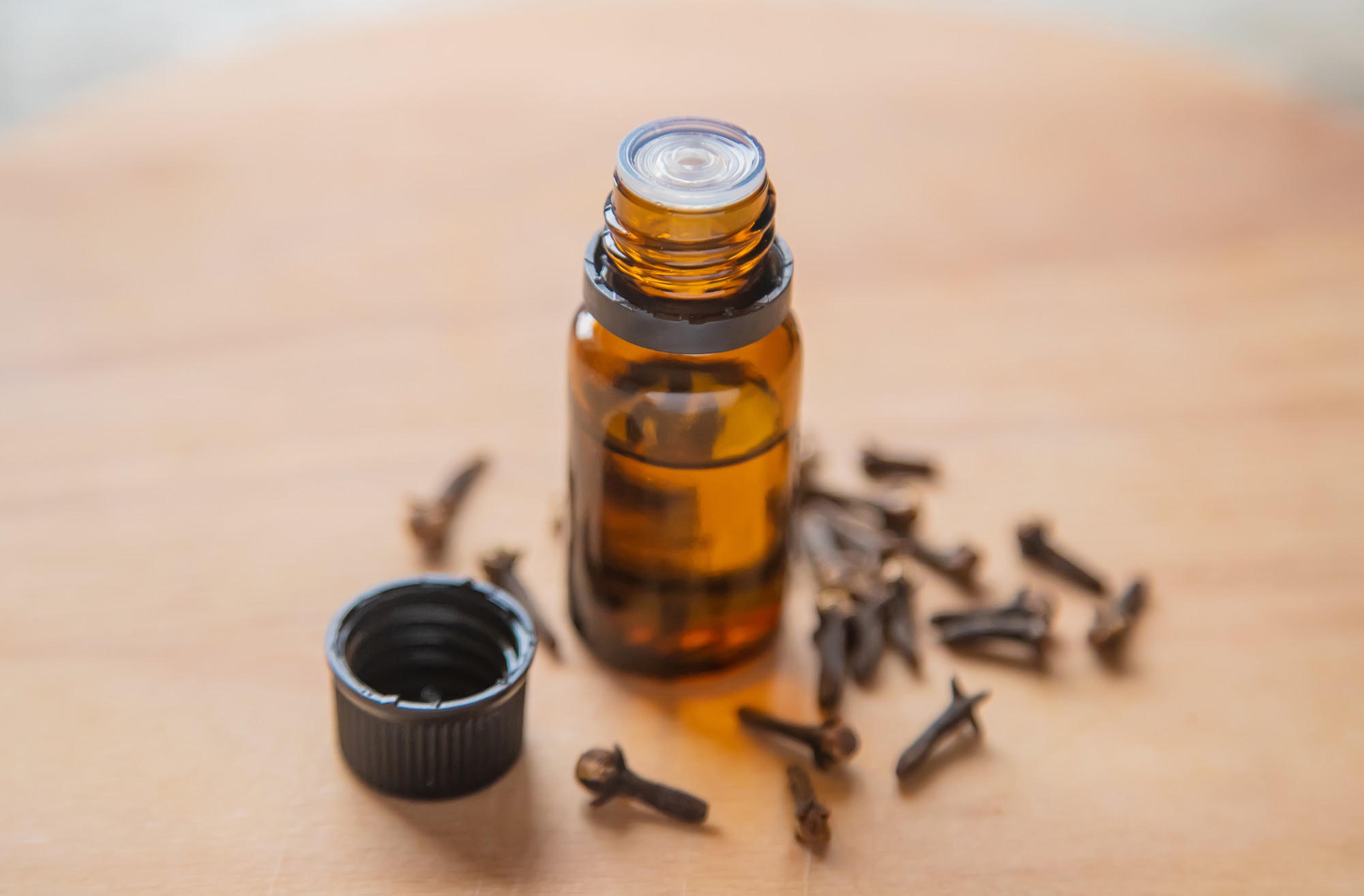 Comment le clou de girofle agit-il sur les dents&nbsp;?