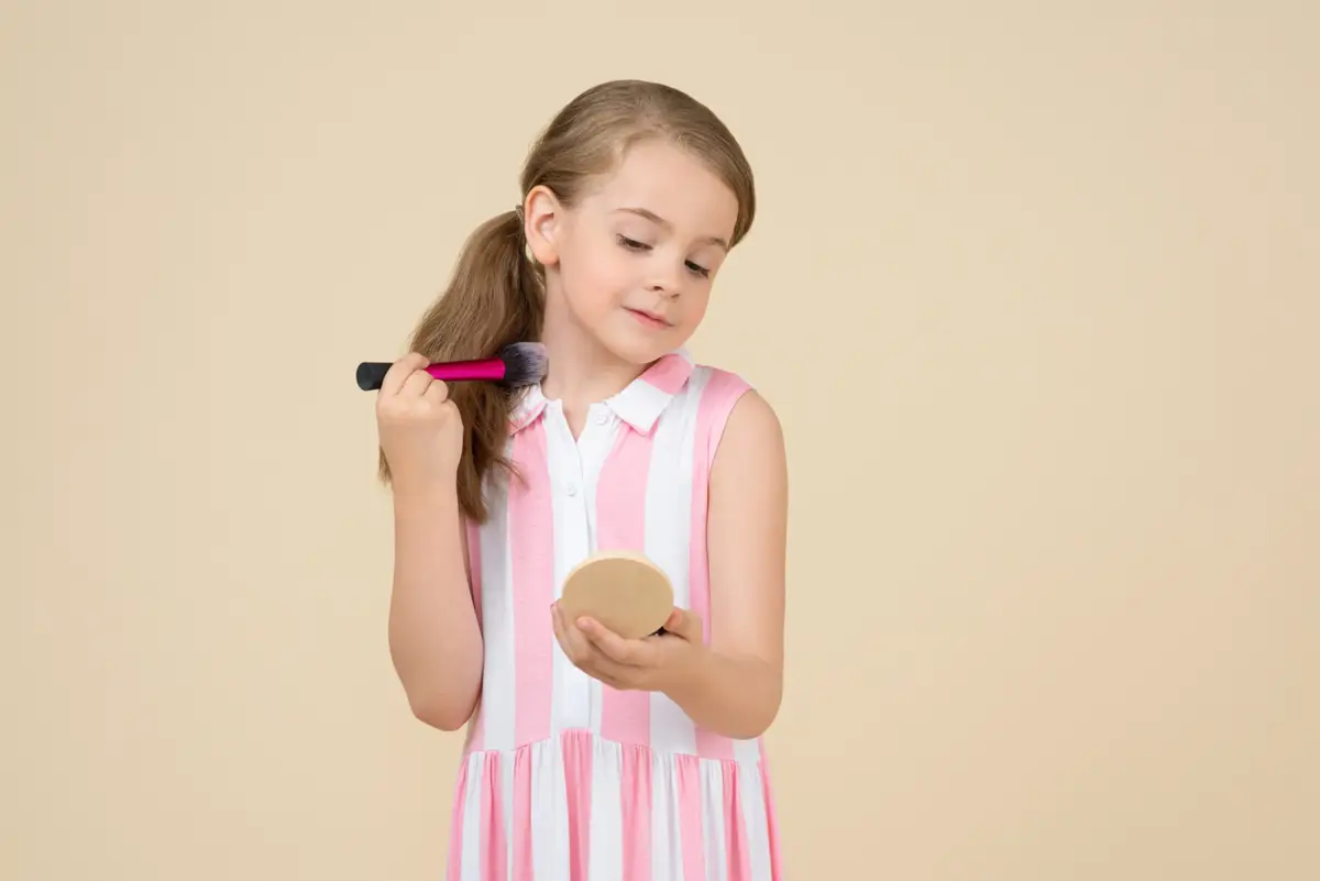 enfant cheveux peigne