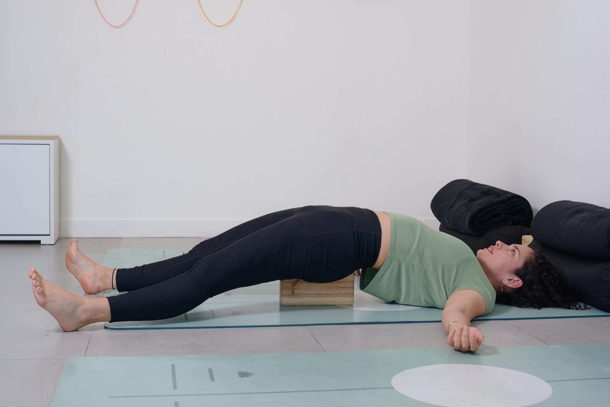 Étirement du psoas iliaque et douleur au bassin : jusqu’où aller seul(e) ?