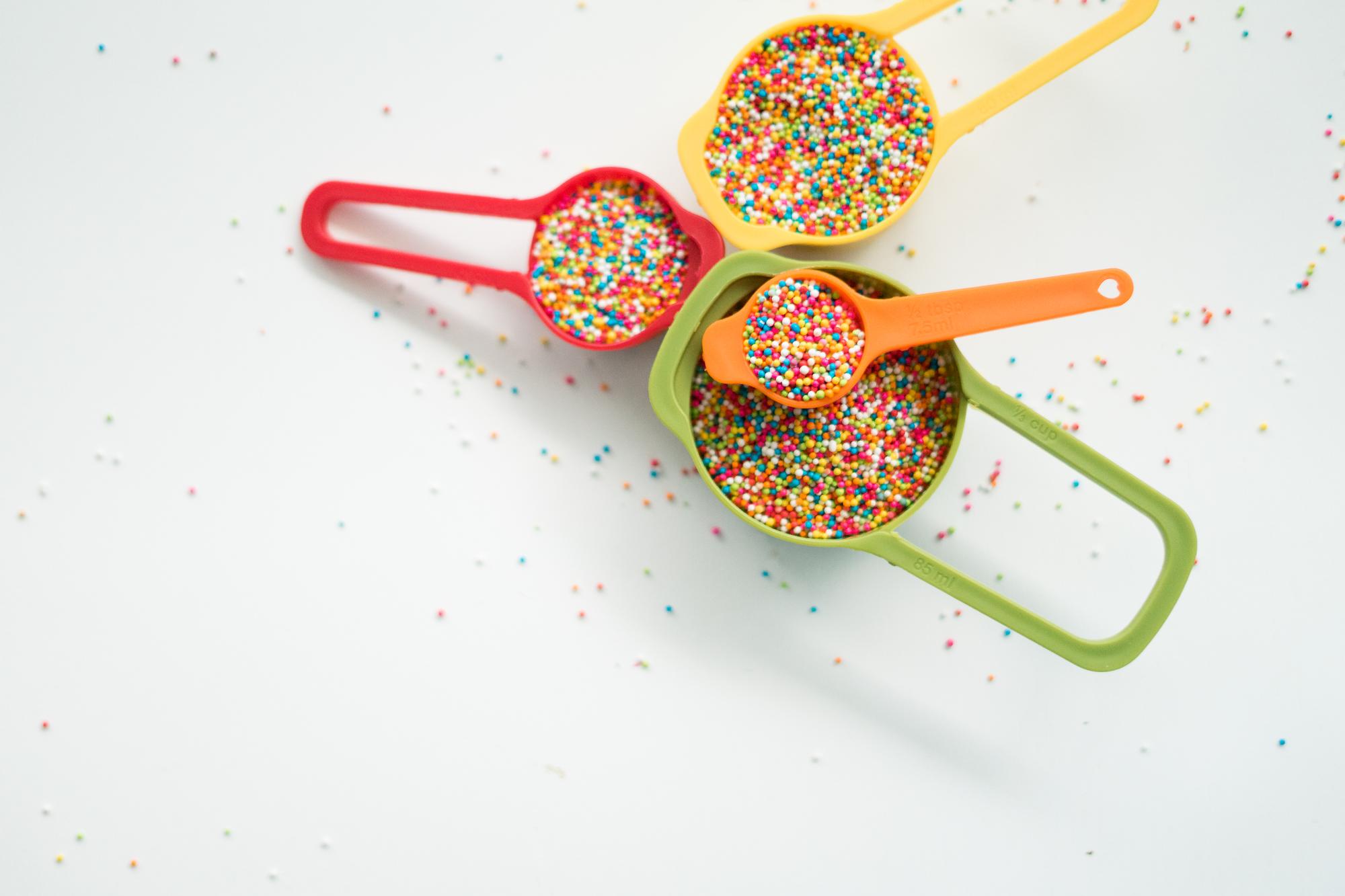 Comment utiliser le sucre glace pour décorer un gâteau ?