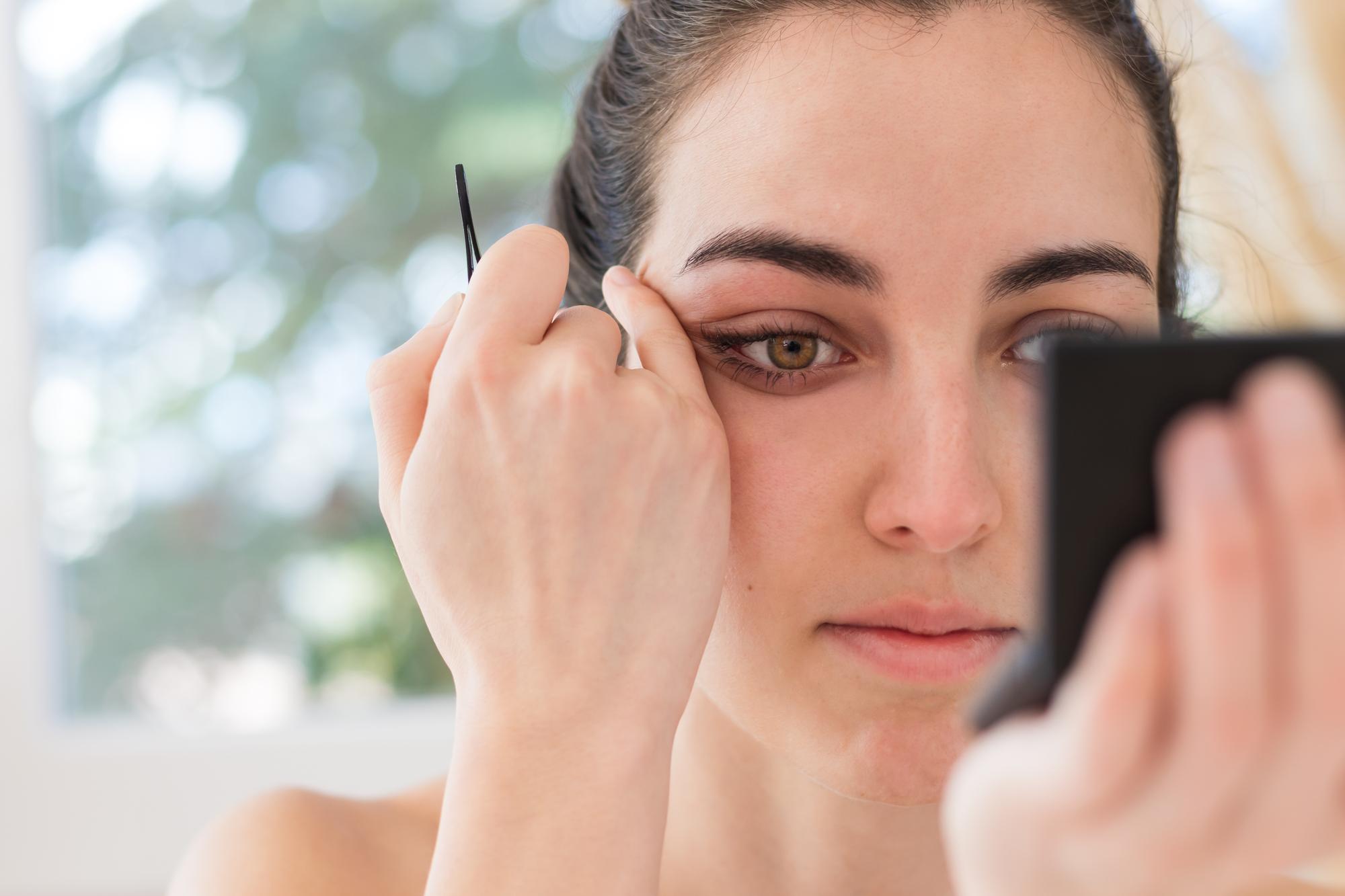 Maquillage et gestes à éviter quand la paupière tombe