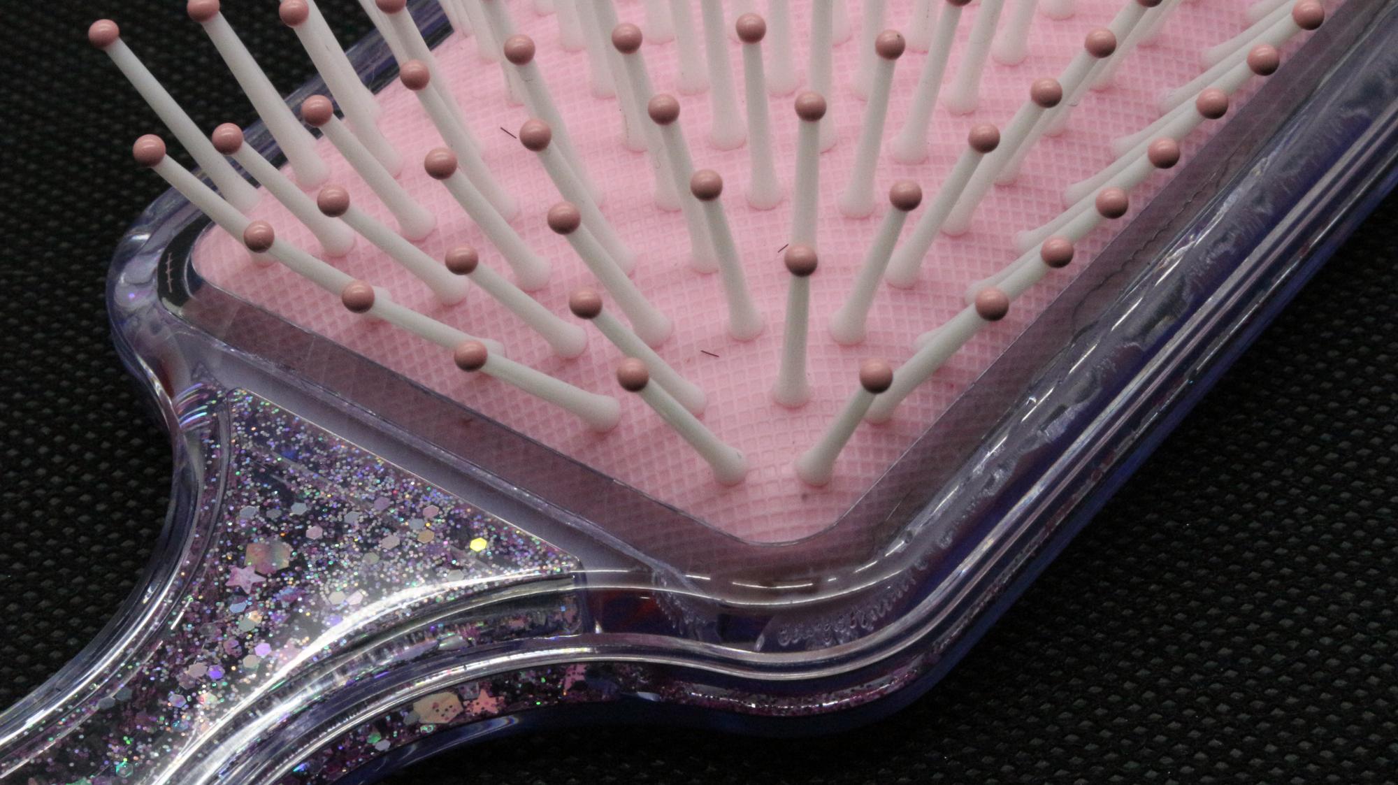 Quelle fréquence pour nettoyer sa brosse à cheveux ?