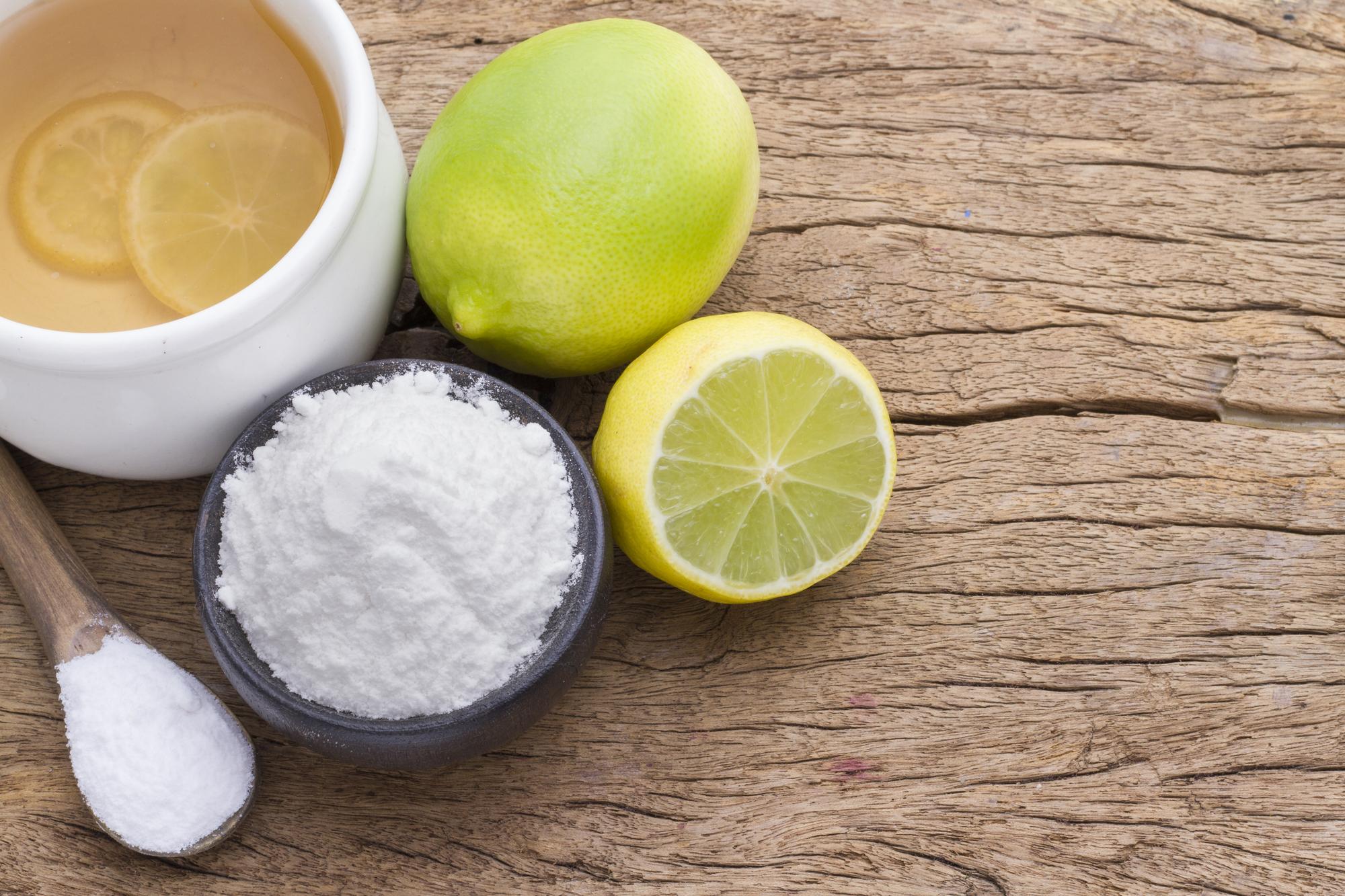 Comment le bicarbonate agit-il sur les taches brunes ?