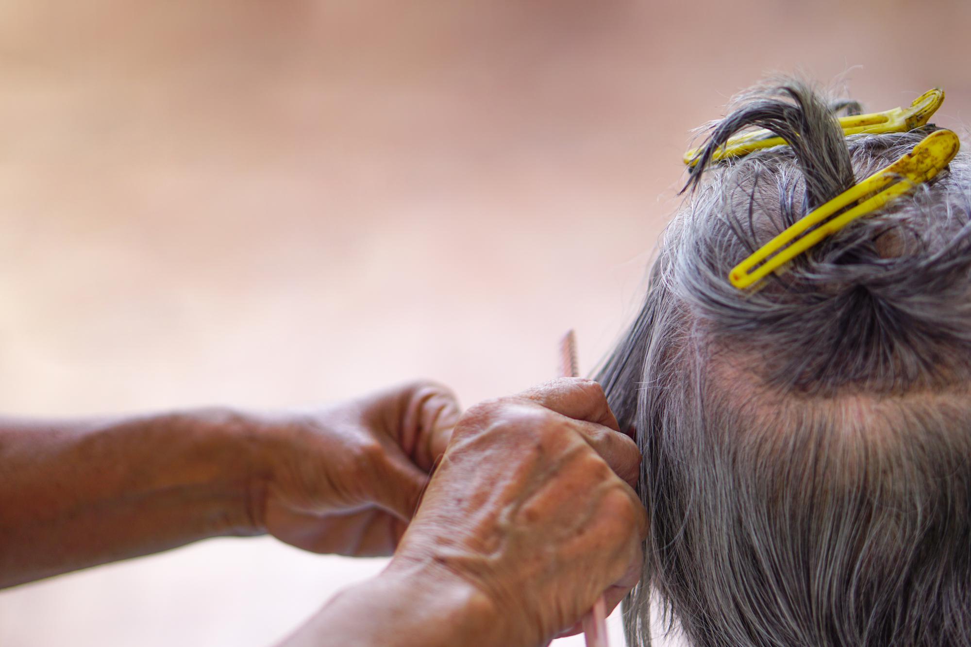 Comment bien gérer le temps de pose pour couvrir les cheveux blancs ?