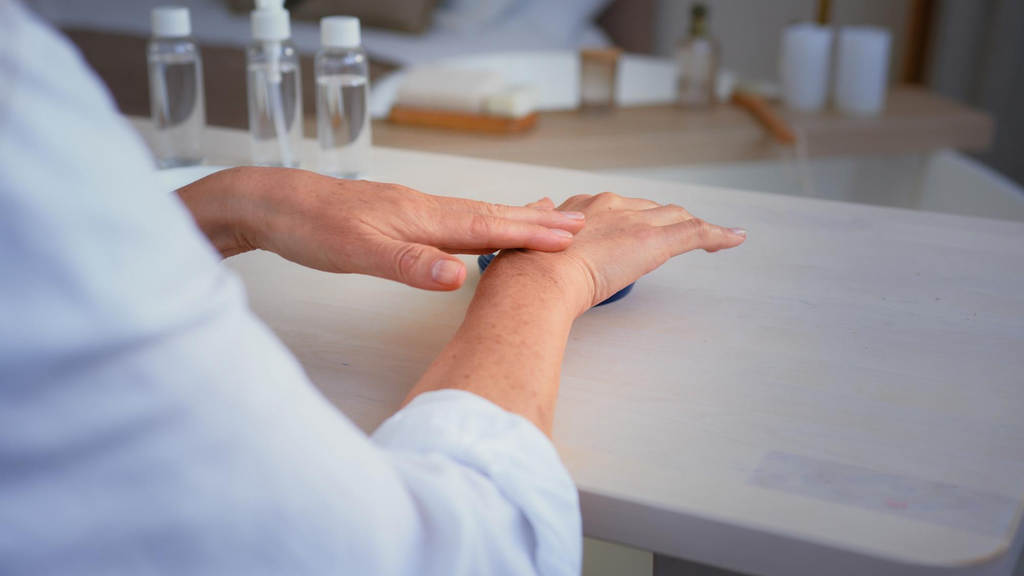 Quand consulter pour des mains qui pèlent ?