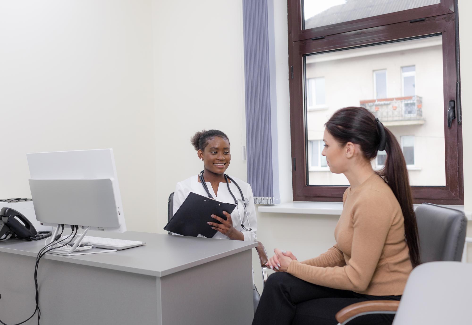 Quand consulter pour une verrue sur le visage&nbsp;?