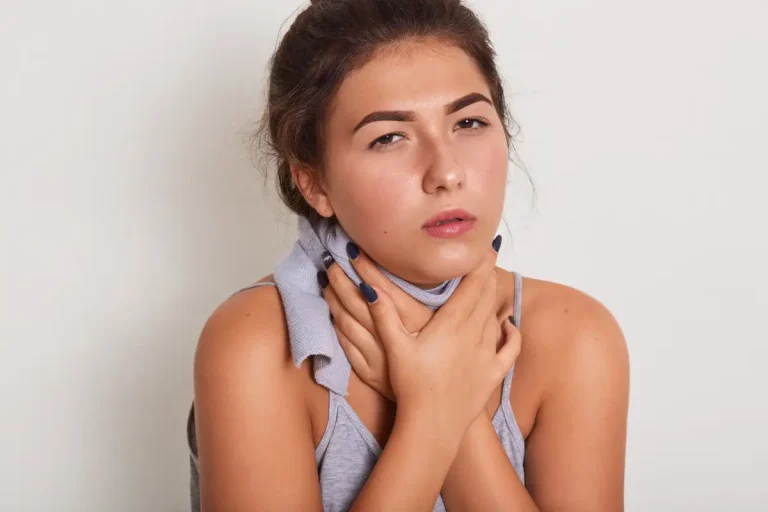 femme menton acné menstruel