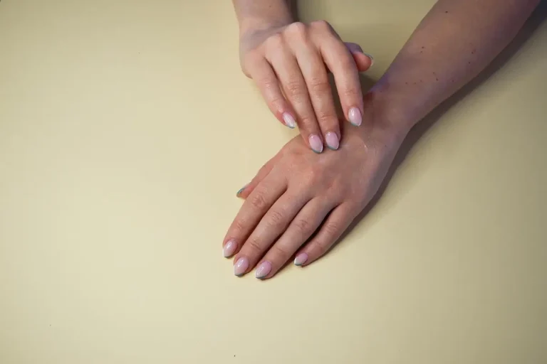ongles striés mains